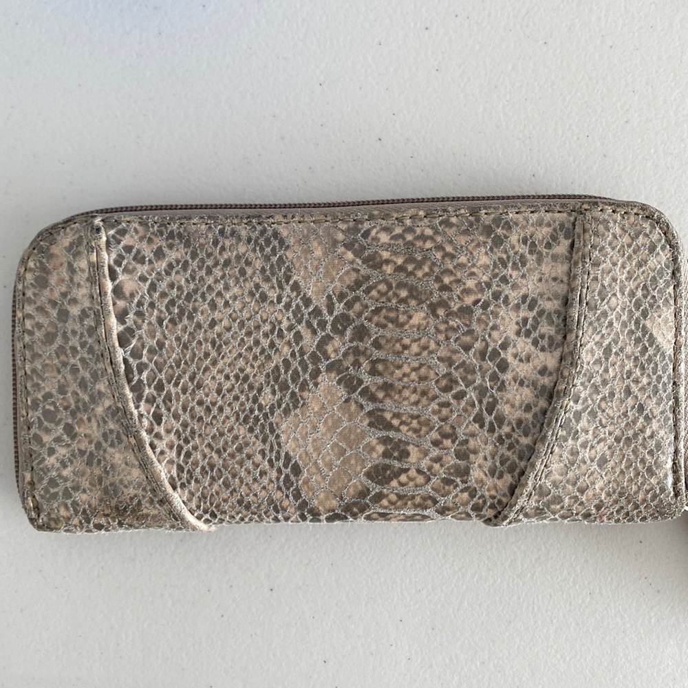 wallet, 12 card slots & coin slot.